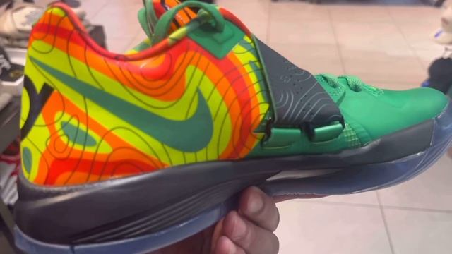 i found KOBE 8’S at the MALL for RETAIL | Mall Sneaker Challenge смотреть онлайн