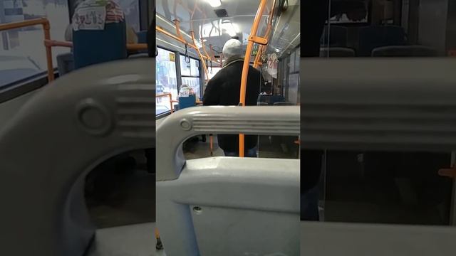 Пьяный патриот в троллейбусе. За Россию и Украину. смотреть онлайн