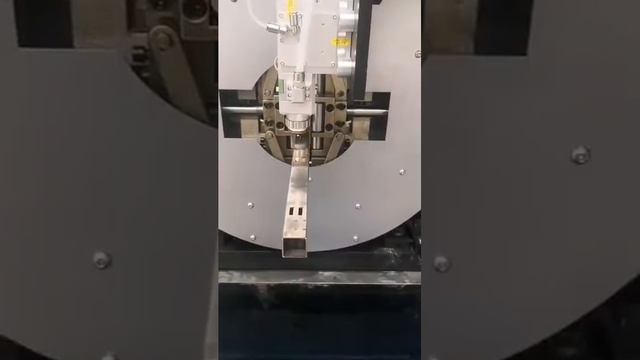 LF60M станок лазерной резки труб режет квадратную трубу из нержавейки смотреть онлайн