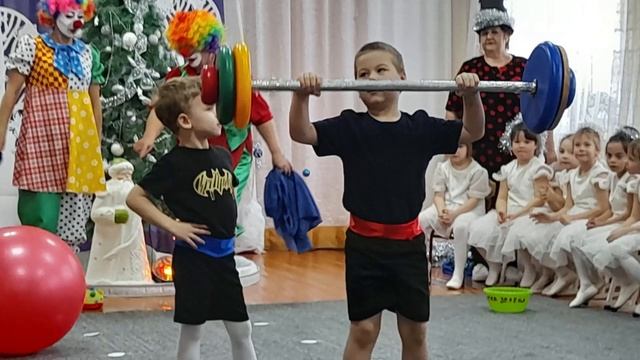Новогоднее представление Цирк зажигает огни смотреть онлайн