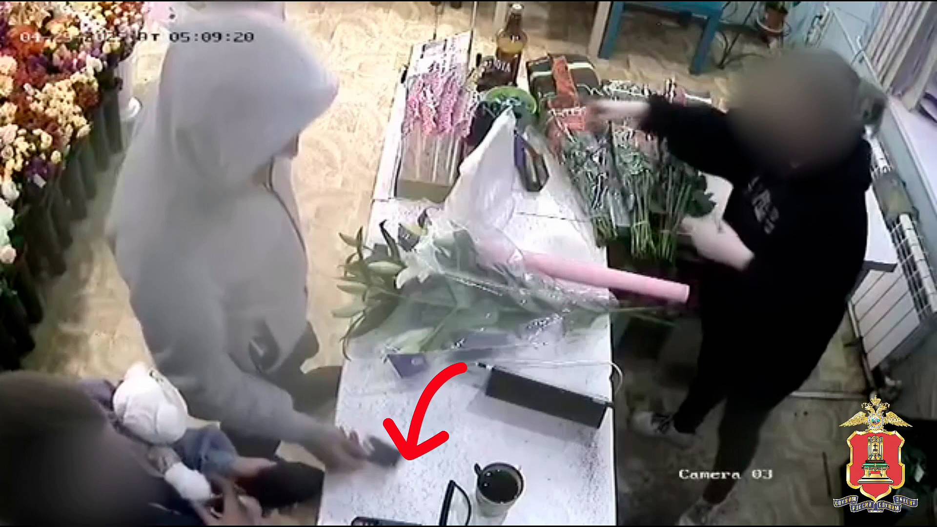 В Кимрах джентльмен купил цветы и угощение для дамы, но есть нюанс - оплатил чужой картой смотреть онлайн