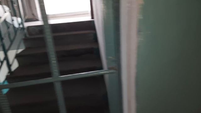 Шумный лифт КМЗ 320 кг 0,71 м/с с дыркой в дверях смотреть онлайн