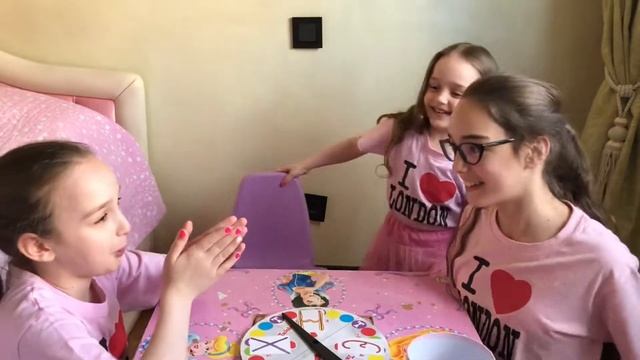 РУЛЕТКА ЧЕЛЛЕНДЖ !! МИЛАНА ЭМИ и НИКОЛЬ выполняют прикольные задания смотреть онлайн