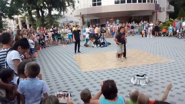 Анапа , Танцевальное уличное шоу!!! смотреть онлайн