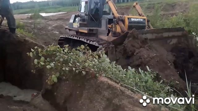 #bulldozer #Бульдозер, #Shantui,  #SD32,Свалился с дороги, возле полигона,#Shantui, #SD22, выручает