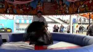 Удержаться на быке. (Аттракцион)