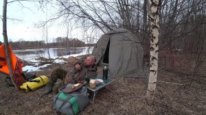 ПАЛАТКА НА МАЛЕНЬКОЙ ПОЛЯНЕ, ВСЁ ЗАТОПИЛО! ОНИ ВЫШЛИ НА ПОЛ ЧАСА \ УТРЕННИЙ БОНУС, РЫБАЛКА НА ДОНКИ.