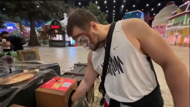 ХОЗЯЕВА УГАРАЮТ В ПАРКЕ АТТРАКЦИОНОВ/ХОЗЯЕВА ВЫПОЛНЯЮТ НАКАЗАНИЕ смотреть онлайн