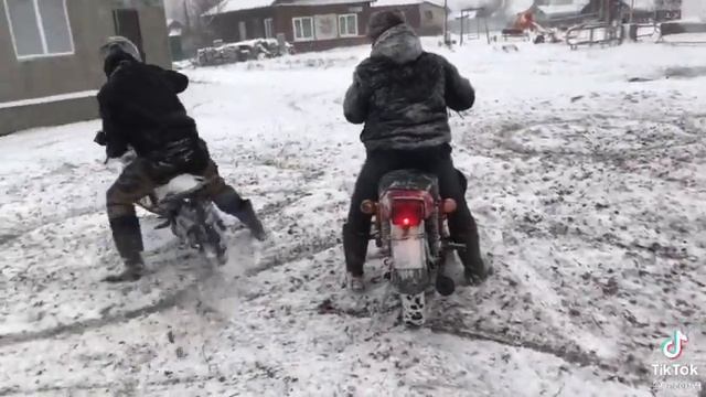 пришёл снежок пора кататься.