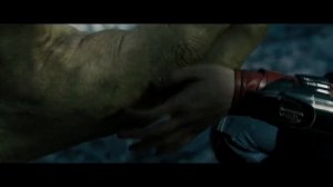 Наташа Романов успокаивает Халка. Мстители:Эра Альтрона