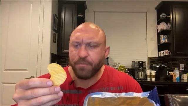 Мужик ест чипсы смотреть онлайн