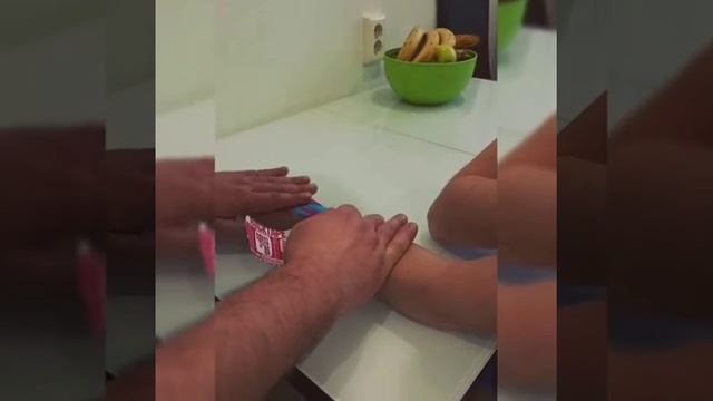 Тейпирование запястья при растяжении смотреть онлайн