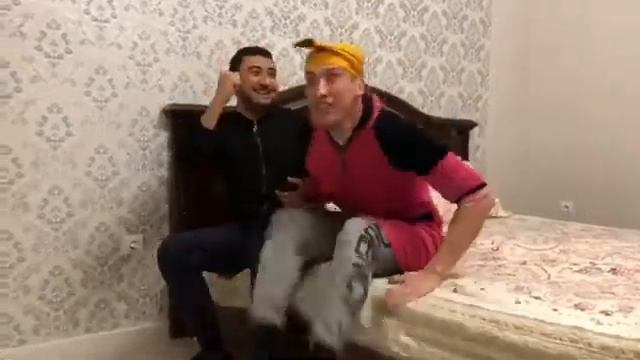 Уйгрурский прикол! На 8 го марта! Ринат Таипов и Дильшат Закиров😂 смотреть онлайн