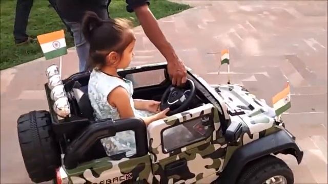 Cute Girl Driving Jeep in Lucknow смотреть онлайн