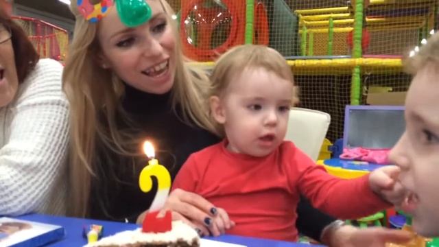 Тихон. Задувает свечи на день рождения смотреть онлайн