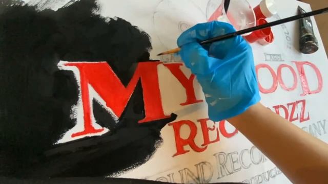 Художница Ambientma создает картину на холсте логотип Гангста рэп лэйбла MyHooD Recordzz