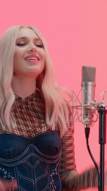 Миа Бойка - Плакать в порше. Полное лайв видео на канале.