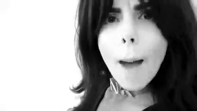 Настя Каменски рекламирует свой бренд NK и зачитывает хип-хоп