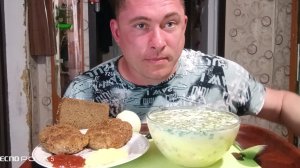 мукбанг/обжор/Окрошка,жареные котлеты в панировке/