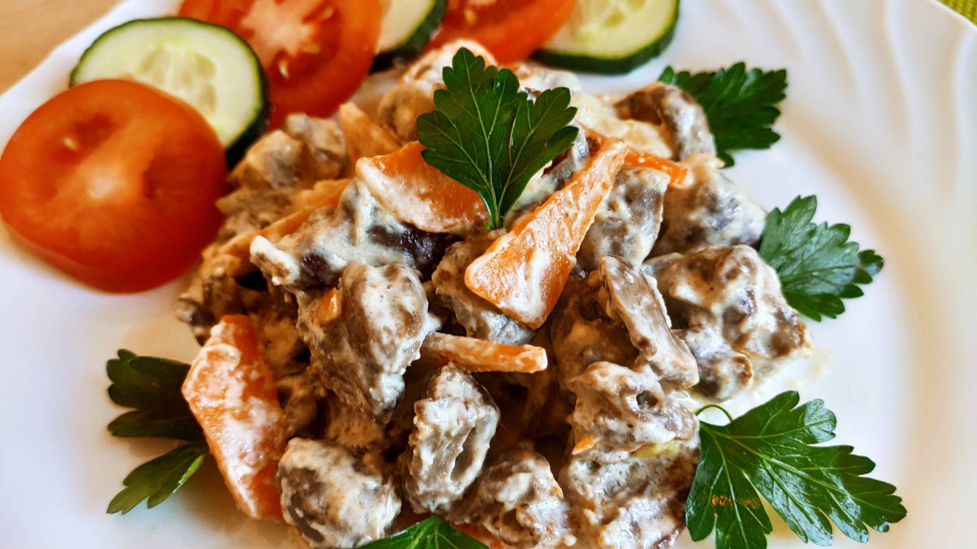 Как приготовить нежные и вкусные куриные сердечки в сметанном соусе! смотреть онлайн