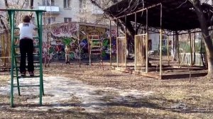 Прикол пацан бегает в трусах за пятихатку