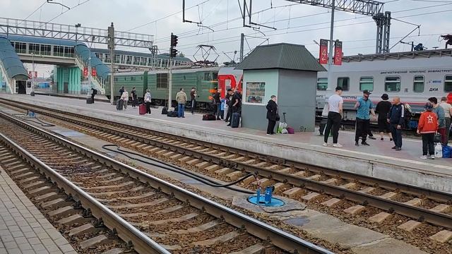 Электровоз ВЛ10-1292 с техническими вагонами следует по станции Омск смотреть онлайн