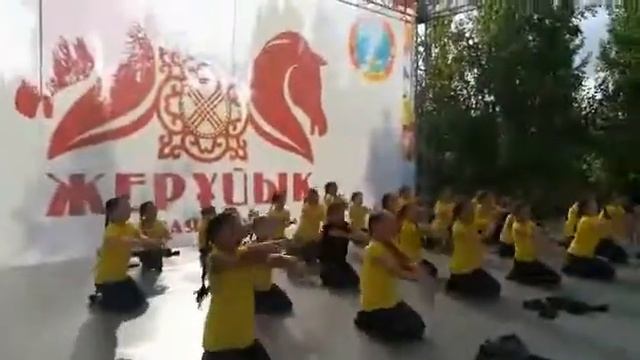 Все танцуют командой