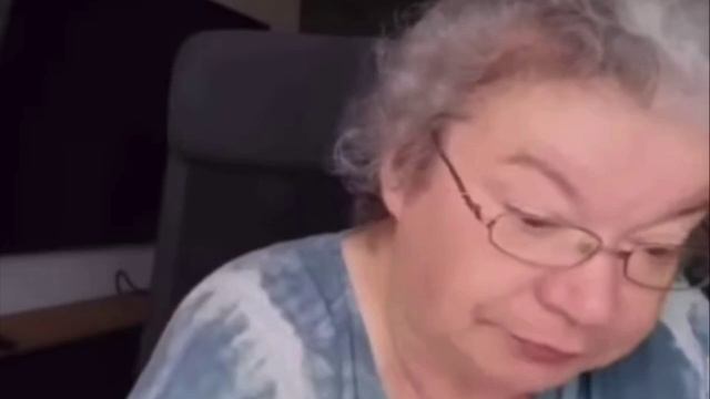 БАБУЛЬКА БОМБИТ смотреть онлайн