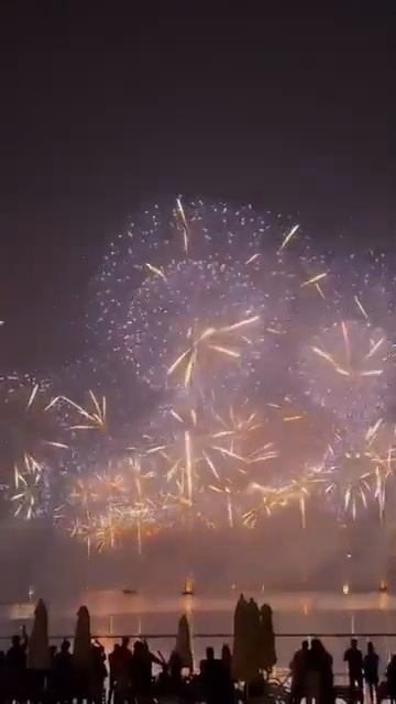 Новогодний фейерверк в Рас эль Хайме завоевывает небо и воду! смотреть онлайн