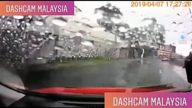 Flying Myvi crashed in Petaling Jaya, Selangor. смотреть онлайн