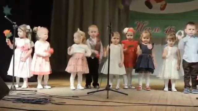 Малыши первый раз на сцене смотреть онлайн