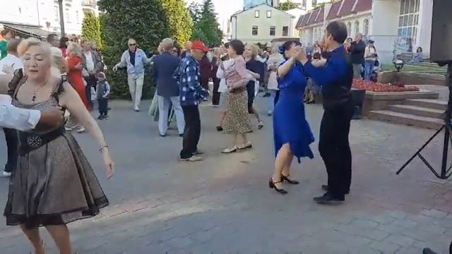 ТАНЦЫ на улице Советской в Бресте 👍👋 Блюз смотреть онлайн