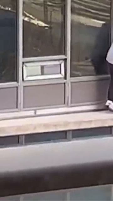 МУЖЧИНА СПАС КОТА, КОТОРЫЙ ЗАСТРЯЛ НА БАЛКОНЕ / Man RISKS HIS LIFE to Rescue Cat From Balcony смотреть онлайн