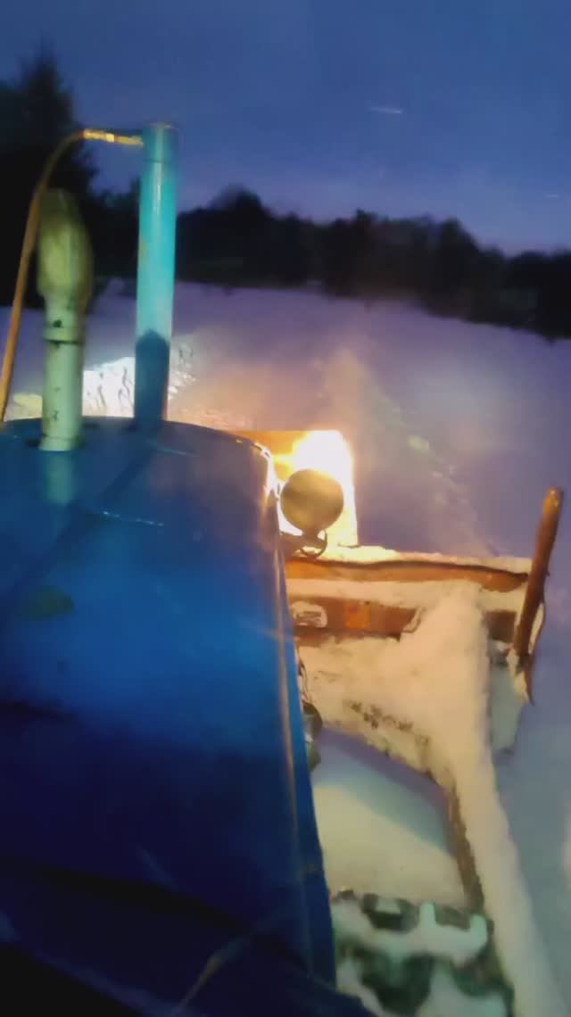 ДТ75 чистит заснеженную дорогу. #трактор #дт75 смотреть онлайн