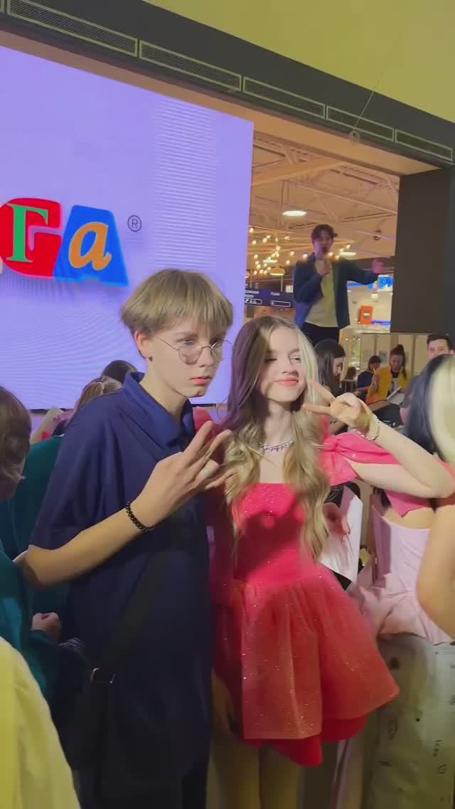 SuperSofi takes pictures with fans in Rostov-on-Don #spotify #music #song #supersofi смотреть онлайн