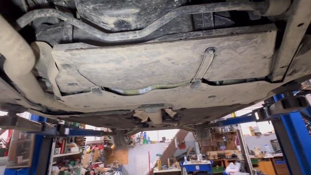 Audi A4 B9 g-tron вид снизу! Баллоны с метаном и непонятных размеров бензобак. смотреть онлайн