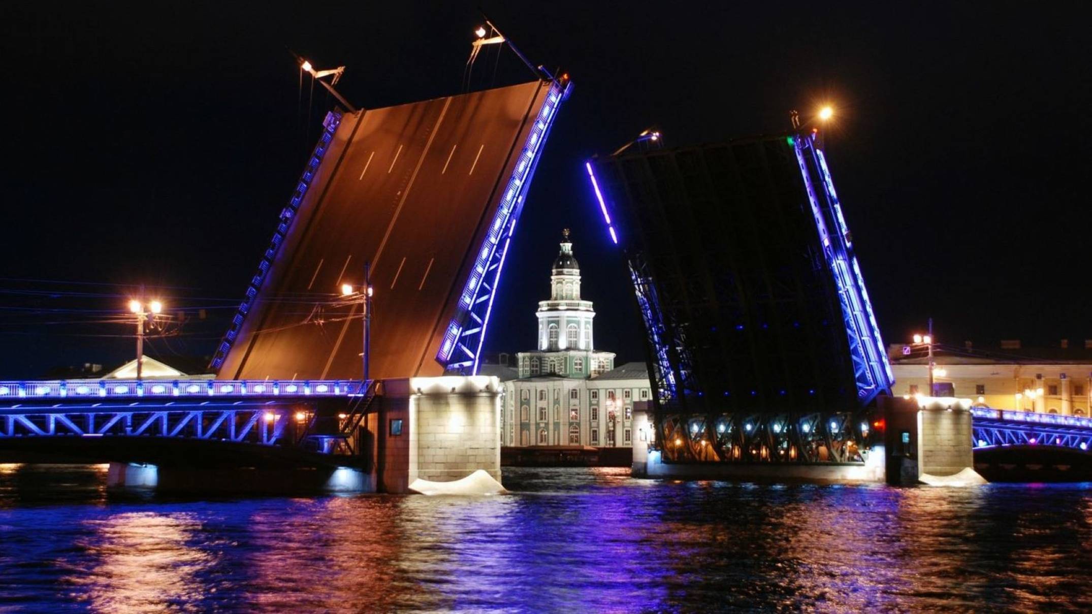 Санкт-Петербург. Ночной круиз по рекам города. Развод Дворцового моста
