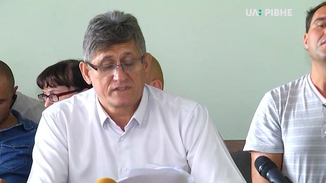 У Рівному біля Народного дому знімають бруківку