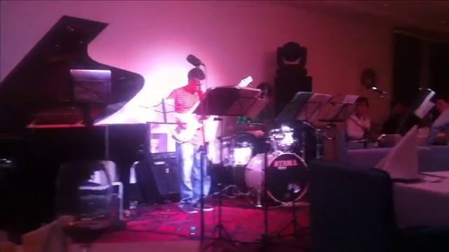 Bingo Paprika plays some hot improv solos 2013'04'18 смотреть онлайн