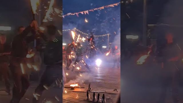 я люблю смотреть на пламя, на 🔥 на бенгальские 🎇 и на фейерверк 🎆 так что такие шоу мне нравятся ❤️ смотреть онлайн