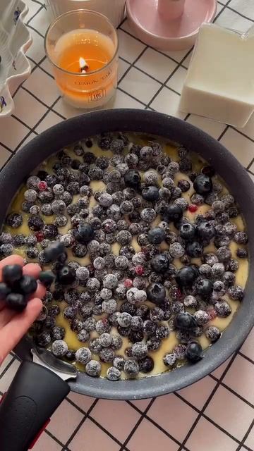 Ягодный коблер в сковороде