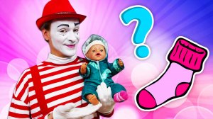 🧸 Кукла Эмили собирается на прогулку с Мимом Сэмом 🧦 Ищем носки и одеваемся тепло! Видео для детей