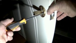 Как снять ручку защелку с межкомнатной двери.