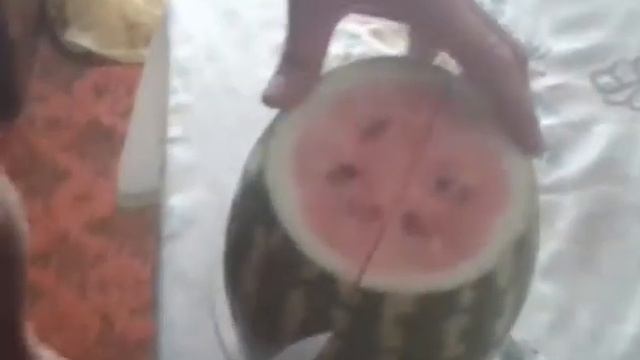 Ріжемо кавуна -кабачка