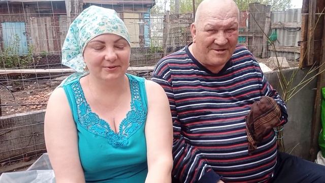 БАБУШКА РЯДЫШКОМ С МУЖЕНЬКОМ, ЦЕЛЫЙ ДЕНЬ БЫ СЛУШАЛА смотреть онлайн