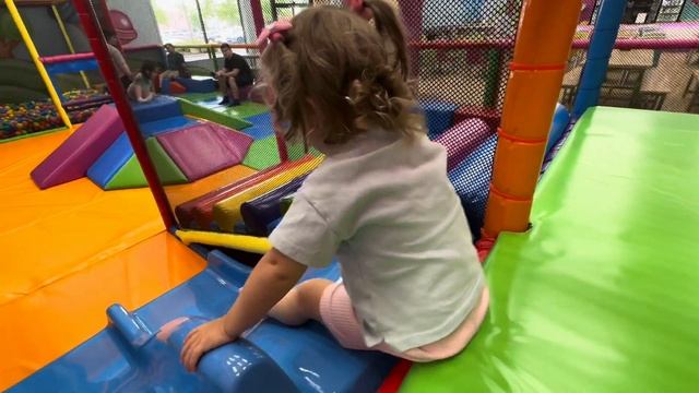 Веселая поездка в детский центр Kids Empire, Warminster (Пенсильвания) смотреть онлайн