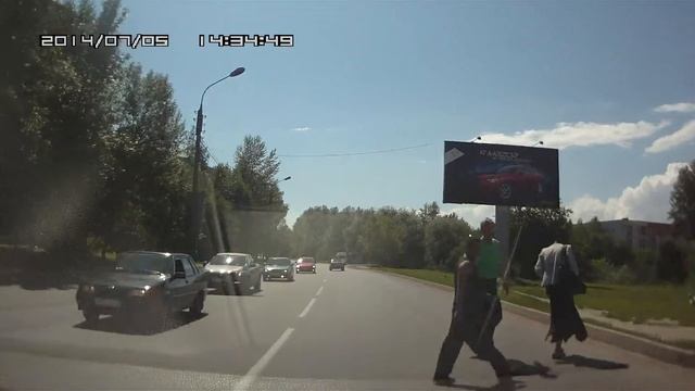 Стадо "баранов" на дороге смотреть онлайн