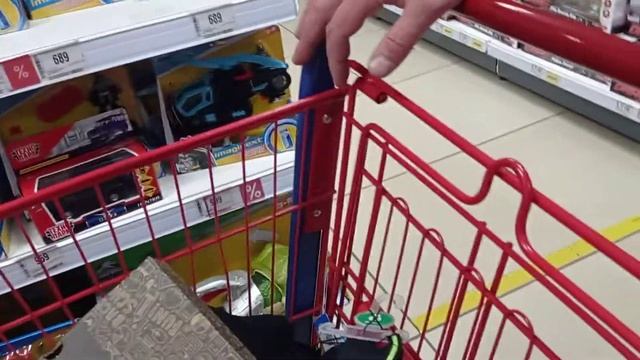 ох, уж эти супергерои. у Матвея глаза разбежались в магазине. смотреть онлайн