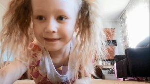 Танец под песню ЧЕЛОВЕЧКИ СУНДУЧНЫЕ 😁 - Эмилия