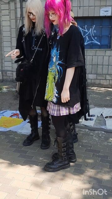 Три грации! Эффектные красавицы прошлись по барахолке притягивая взгляды. смотреть онлайн